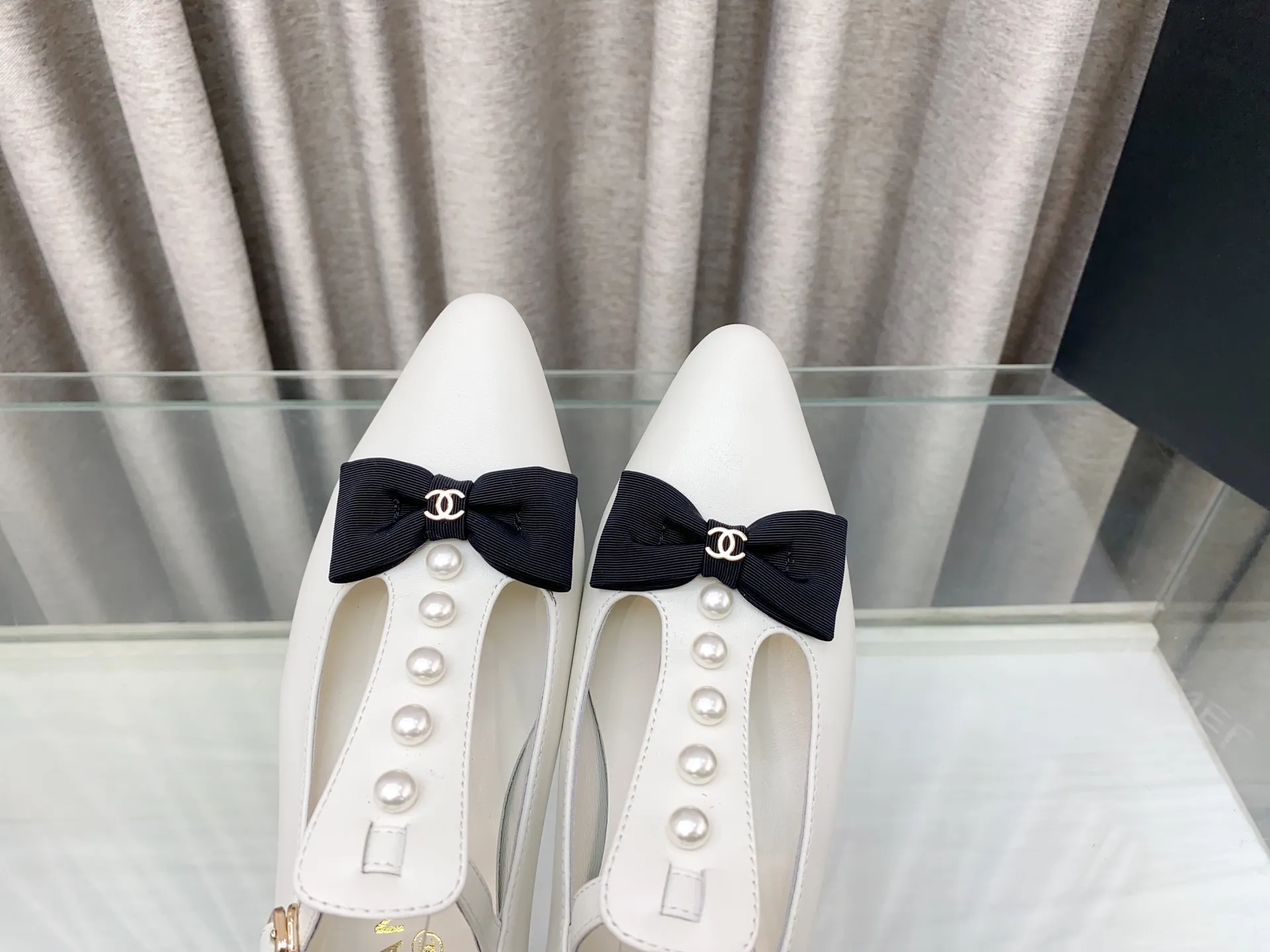 👟👟Ex-factory price 620👟👟 25Ss new spring and summer Chanel small fragrant pearl bow Mary Jane shoes. The cute bow decoration is playful and elegant ~ the upper is decorated with pearls, full of exquisiteness, and you can walk properly and beautifully! It's 100% sweet and so beautiful that you can't take your eyes away. It's comfortable and not tiring for your feet. It lengthens your leg lines! Have beauty and wear it with your own style and attitude! Upper: Lambskin Lining: Lambskin lining Sole: Italian genuine leather sole Size: 35-39 (40, 41 customizations are not returnable)